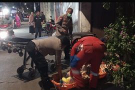 Polisi dan damkar evakuasi pria 67 tahun ke rumah sakit di Jakut