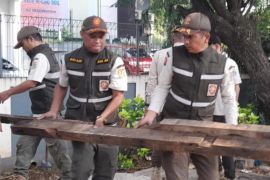 Satpol PP tertibkan sejumlah PKL di Jakut