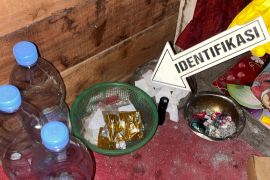 Polres Tabalong olah TKP penemuan jenazah laki-laki.