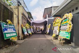 Deretan karangan bunga nantikan kepulangan peacekeeper dari Lebanon