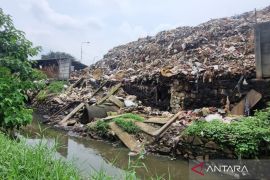 Tembok Pasar Induk Kramat Jati roboh akibat gunungan sampah