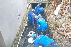 Cegah banjir, SDA Jaktim keruk 400 kubik lumpur di Phb Sangkuriang