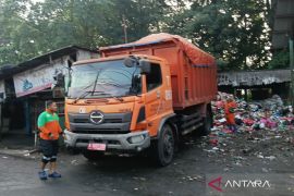 LH Jaktim angkut 110 ton sampah di TPS Cijantung