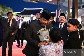 Presiden Prabowo disambut hangat anak-anak Indonesia di Seoul