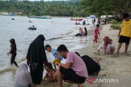 Pemkot Kendari catat 5.721 orang kunjungi Pantai Nambo selama libur Lebaran