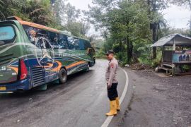 Jalan penghubung Padang-Medan tertutup longsor di Palupuh Agam