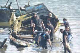 Pemkot bersihkan bangkai kapal di Teluk Kendari sambut UCLG ASPAC pada Mei 2026