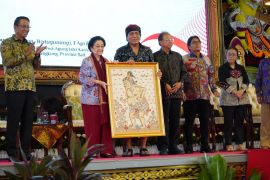BRIN dan Menkum menyerahkan sertifikat HKI ke seniman Bali