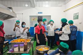 Wabup Debby ingatkan SPPG sajikan menu sesuai kebutuhan gizi