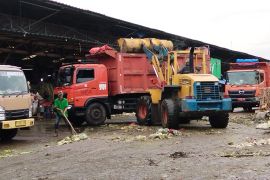 40 truk disiapkan untuk angkut sampah di Pasar Induk Kramat Jati