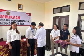Gianyar bekali angkatan kerja keahlian barista dan tata rias
