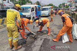 Jalan berlubang di Ragunan mulai diperbaiki oleh Bina Marga Jaksel