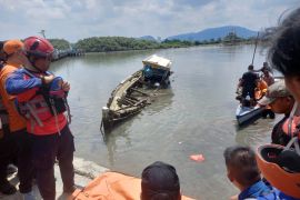 Tim SAR temukan dua mahasiswi Unila hanyut di Wira Garden