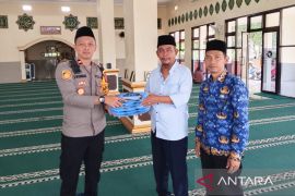 Dari bantuan sederhana, polisi di Bogor pererat silaturahmi dengan warga