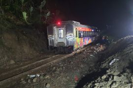 Jalur kereta Maswati-Sasaksaat Bandung Barat telah pulih setelah lumpuh 12 jam