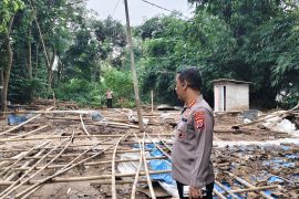 Polisi bongkar arena sabung ayam di Cigoong Serang