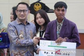 Pemkot Palangka Raya salurkan beasiswa untuk 17 mahasiswa