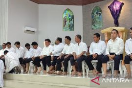 Misa Kamis Putih Gereja Regina Pacis Tanjungpandan berlangsung penuh kasih
