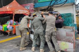 Satpol PP kembali tertibkan parkir dan PKL liar di Glodok