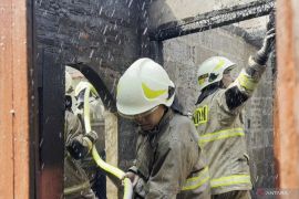 50 personel Gulkarmat padamkan kebakaran dua rumah di Cakung