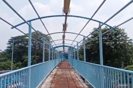 Warga keluhkan rusaknya JPO Terminal Rambutan