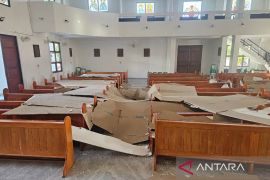 Plafon Gereja Paroki Bunda Hati Kudus Yesus Rumengkor Minahasa runtuh
