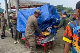 Cegah timbulan sampah, PKL sepanjang Sungai Cisadane ditertibkan