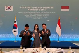Prabowo meets K-pop star in Seoul, boosts bilateral ties