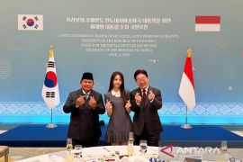 Prabowo dan Carmen dari Hearts2Hearts kompak berpose "finger heart"