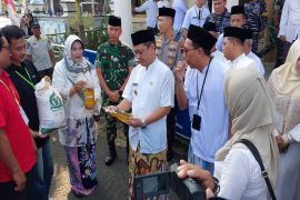 Pemkot Pekalongan bersama Bulog salurkan bantuan pangan kepada 39.379 KPM