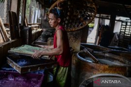 Biaya produksi melambung, perajin tahu di Serang naikkan harga