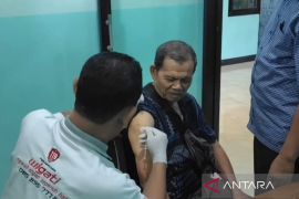 Jamaah calon haji asal Ngawi lakukan suntik vaksin meningitis dan polio