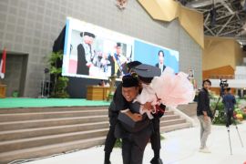 Momen mengharukan di wisuda UMS, putra Dekan FKIP raih cumlaude dan lulus aktivis