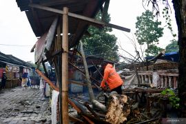 Dampak angin kencang di Blitar