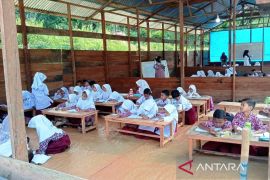 220 siswa SD dan SMP di Beutong Ateuh Nagan Raya masih belajar di tenda darurat