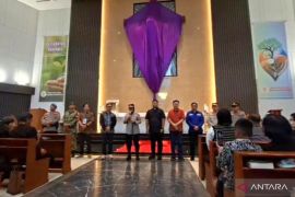 Ribuan jemaat GKIT Paroki Cikarang ibadah Jumat Agung jelang Paskah