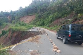 Jalan Provinsi di Palembayan, Agam putus dampak curah hujan tinggi