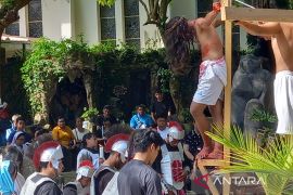 Pementasan Kisah Sengsara Yesus di Gereja Mentok