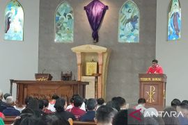 Jumat Agung di Gereja Regina Pacis Tanjungpandan berlangsung khusyuk
