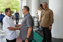 Di tengah kesibukan, Rektor USK puji kegigihan Wagub Aceh lanjut S2