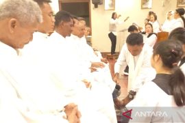 Gereja Mentok: Kamis Putih momentum menguatkan semangat melayani