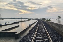 Perjalanan KA jalur Utara sempat terganggu akibat banjir di Grobogan