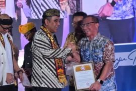 KMHDI beri penghargaan Komisioner KI Pusat tokoh Hindu inspiratif