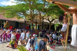 Para muda Gereja Mentok pentaskan kisah sengsara Yesus