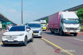 Petugas terapkan "contraflow" di Tol Japek di libur Jumat Agung