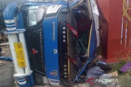 Nahas! Truk muatan BBM dan aspal terbalik di Kapuas