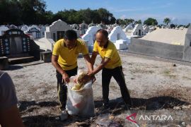 Polres Bangka Tengah bersihkan makam warga Tionghoa jelang Ceng Beng
