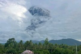 Gunung Dukono erupsi lagi, kolom abu setinggi 4.000 meter selimuti Halmahera Utara