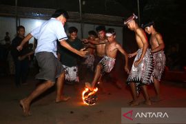 Warga Papring Banyuwangi rayakan purnama lewat sepak bola api, ini makna di baliknya