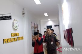 Kejari Tanjabbar tahan tiga tersangka korupsi PDAM Tirta Pengabuan